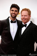 组图：杰西-泰勒-弗格森携同性丈夫现身