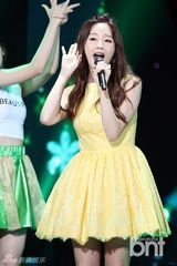 组图：韩女团KARA大胆热舞 短裤上移险走光