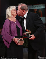 组图：《寒枝雀静》获金狮 导演罗伊激动献吻