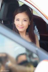 组图：刘涛出席汽车品牌活动 黑白配色率性大气