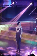 组图：莫文蔚性感开唱大秀美腿香肩 否认备孕