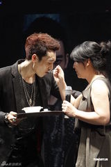 组图：王野发片秀肌肉 母亲带家常菜抵京支持