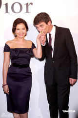 幻灯图：钟楚红风采依旧 熊黛林不带城城陪妈咪过节