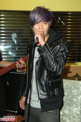 组图：黄鸿升生日开唱 喜收高档耳机