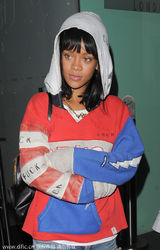 组图：蕾哈娜与绯闻男友晚餐一前一后离开餐厅