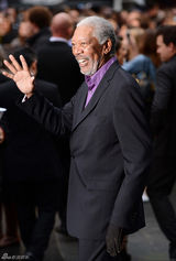 组图：玛丽昂黄抹胸妩媚现身《蝙蝠侠》首映