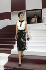 组图：袁泉黑白亮片裙清新可人引外媒追拍