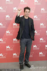 《三》媒体见面会 苏菲-罗艺斯获两男星揽腰护花