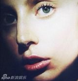 组图：GaGa全裸登封面 玉手遮三点一览无遗