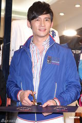 组图：王阳明出席品牌活动 获温升豪赞身材好