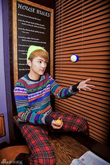 组图：台湾花美男安祐德 圣诞色彩系青春街拍