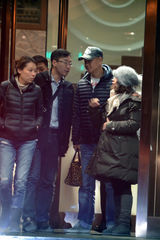 组图：杨若兮挺大肚会友人 连奕名细心陪伴