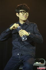 组图：方大同抱病开唱嗓音哑 张悬青峰手机传情