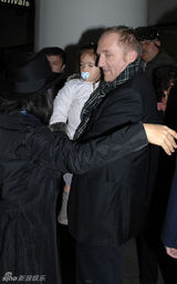 幻灯图集：萨尔玛-海耶克全家幸福出游