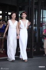 组图：杨谨华性感代言深V薄纱露半球