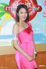 组图：杨秀惠高海宁同场斗性感 低胸礼服出席活动