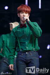 组图：EXO圣诞装热舞《MCD》 孝琳大尺度惹火