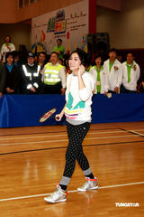 幻灯图：谢安琪飒爽运动装亮相 变身羽毛球健将