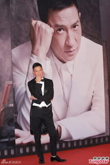 组图：张家辉黑燕尾服现身红毯 复古帅气