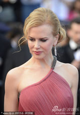 组图：妮可戛纳走秀风情露背 真空激凸艳光四射