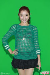 组图：吴君如加拍《金鸡》重口戏 怀抱大香蕉