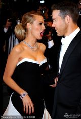 组图：S女王捧场老公新片 红毯鸳鸯羡煞旁人