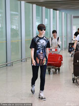 组图：李宇春戛纳归来心情靓 黑超遮面显酷帅