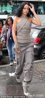 组图：蕾哈娜巴黎捞金皮装个性 遭围堵显大牌