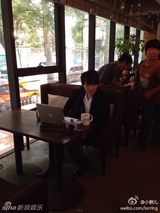 组图：古川雄辉北京拍戏 女主张辛苑贴心送麻将