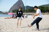 组图：戚薇赴约世界杯与孔卡玩沙滩足球