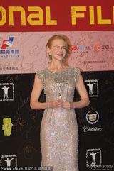 组图：妮可-基德曼亮片鱼尾裙压轴艳惊四座