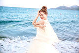 组图：金莎唯美婚纱look海滩出镜 期待浪漫婚姻