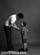 组图：郭晓冬携爱子拍写真 享受难得亲子时光