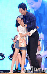 组图：金南佶孙艺珍助阵《海盗》开心不已