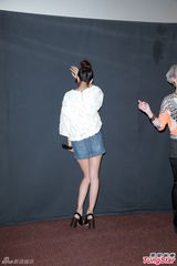 组图：薛凯琪宣传新片 与观众合影不慎走光