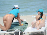 组图：肥臀双飞！花花公子艳模海滩比基尼争艳