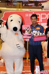 组图：郭富城对绯闻一笑置之 蓄胡为新戏准备