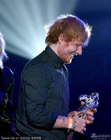 组图：艾德-希兰获最佳男艺人录影带 风采不减