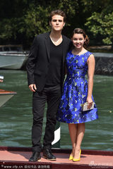 组图：吸血鬼Stefan乘快艇逛威尼斯 揽萝莉超模