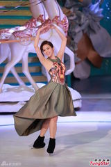 组图：李云迪钢琴伴奏 港姐众佳丽齐跳溜冰舞