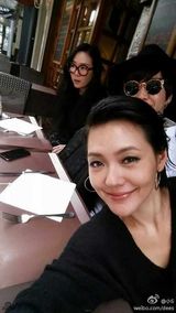 组图：辣妈心花怒放！小S巴黎街头玩风骚秀性感