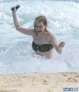 组图：艾薇儿海边度假戏水 腹部平坦破怀孕传闻