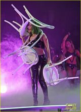 组图:Lady Gaga巡演战衣奢华 白发魔女造型冷艳