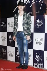 组图：玄彬走红毯人气旺 争相握手显亲和