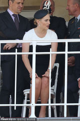 组图：温丝莱特与老公看赛马 满脸皱纹显苍老