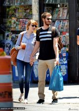 组图：艾玛斯通与男友加菲逛街 十指紧扣秀恩爱