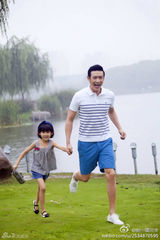 组图：霍思燕热吻老公惊呆儿子 谢娜喊张杰男神