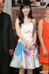 组图：《等一个人咖啡》首映 周慧敏现身引尖叫