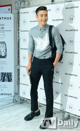 组图：Super Junior崔始源出席时尚活动 获粉丝闪光灯洗礼