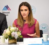 组图：辣妈杰西卡-阿尔芭桃红连身裙娇俏迷人笑容甜美